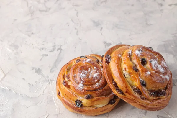 Heerlijke Broodjes Met Rozijnen Een Lichte Betonnen Tafel Verse Bakkerij — Stockfoto