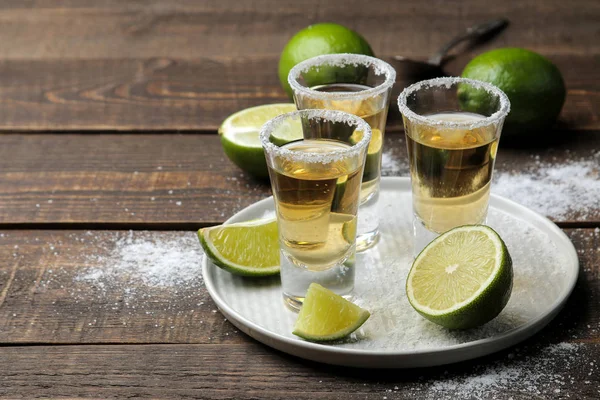 Arany Tequila Egy Pohár Sóval Lime Egy Barna Fából Készült — Stock Fotó