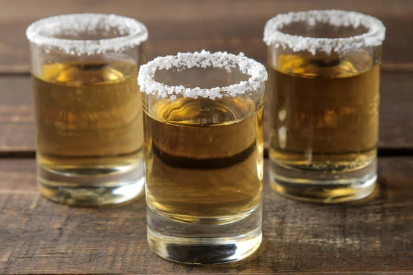 Tequila Ouro Copo Com Sal Limão Uma Mesa Madeira Marrom — Fotografia de Stock