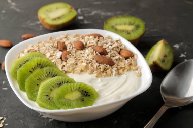 Koyu grafit masada kivi badem ve yulaf ezmesi ile Yunan beyaz yoğurt. Kahvaltı. sağlıklı gıda