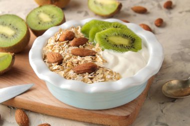 Hafif beton masada kivi badem ve yulaf ezmesi ile Yunan beyaz yoğurt. Kahvaltı. sağlıklı gıda