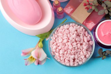 Spa. Aromaterapi. Vücut bakım kozmetikleri. Hafif açık mavi arka plan üzerinde el yapımı sabun ve aroma yağı ve deniz tuzu. üst görünüm