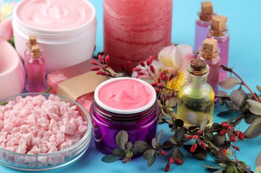 Spa. Aromaterapi. Vücut bakım kozmetikleri. Hafif açık mavi arka plan üzerinde el yapımı sabun ve aroma yağı ve deniz tuzu. 