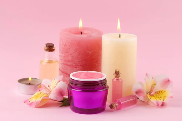 身体护理化妆品 香气油和奶油在温柔的粉红色背景 — 图库照片