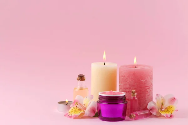 アロマセラピー ボディケア化粧品 穏やかなピンクの背景にアロマオイルとクリーム — ストック写真