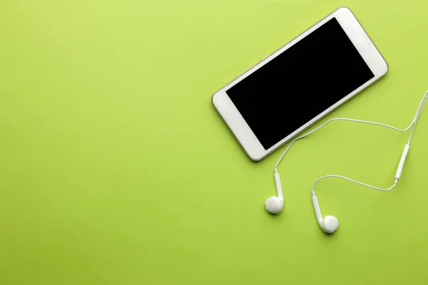 Smartphone Weißes Telefon Und Kopfhörer Auf Hellgrünem Hintergrund Ansicht Von — Stockfoto