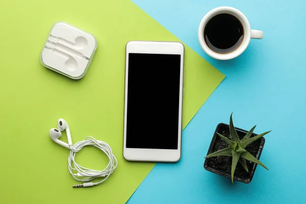 Smartphone Weiße Telefon Und Kopfhörer Und Eine Tasse Kaffee Auf — Stockfoto