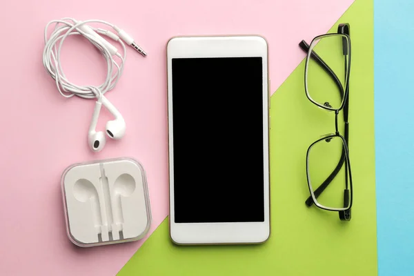 Smartphone Weißes Telefon Und Kopfhörer Und Brille Auf Hellem Buntem — Stockfoto