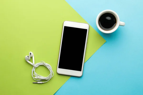 Smartphone Witte Telefoon Hoofdtelefoon Een Kopje Koffie Een Heldere Multi — Stockfoto