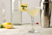 Markétka, pitový nápoj, Markétka, koktejl s citronem a mátovou na zářném stole. Bar. dodávky a doplňky barů