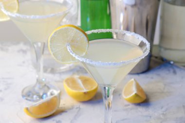 Margarita kokteyli, Alkollü içecek, parlak bir masada limon ve nane ile Margarita kokteyli. Bar. bar malzemeleri ve aksesuarları