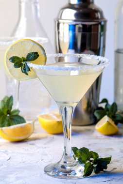 Margarita kokteyli, Alkollü içecek, parlak bir masada limon ve nane ile Margarita kokteyli. Bar. bar malzemeleri ve aksesuarları