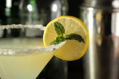 Margarita kokteyli, alkollü içecek, limon lu margarita kokteyli, nane ve tuz ahşap bir masada. Bar. bar stok ve aksesuarları. Close