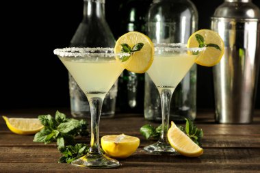 Margarita kokteyli, alkollü içecek, limon lu margarita kokteyli, nane ve tuz ahşap bir masada. Bar. bar stok ve aksesuarları.