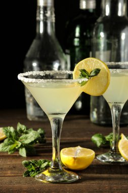 Margarita kokteyli, alkollü içecek, limon lu margarita kokteyli, nane ve tuz ahşap bir masada. Bar. bar stok ve aksesuarları.