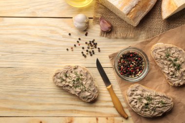 Doğal bir ahşap masada ekmek için otlar ile taze ev yapımı tavuk ciğeri pate. Sandviç. üst görünüm
