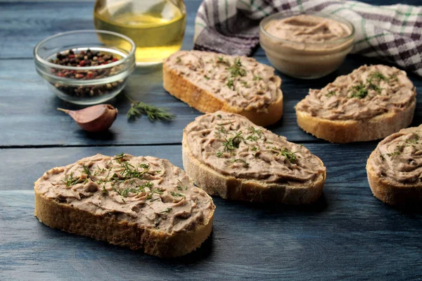 Färsk Hemlagad Kyckling Leverpastej Med Örter Bröd Ett Blått Träbord — Stockfoto