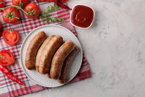 Deliciosas Salchichas Parrilla Plato Con Salsa Roja Especias Sobre Fondo —  Fotos de Stock