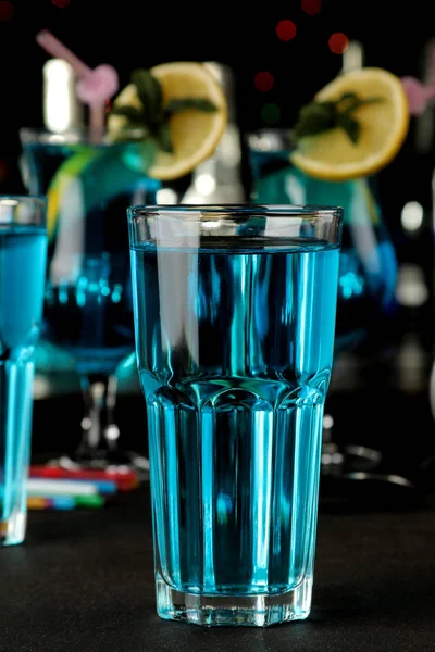 Cocktail Lagoa Azul Uma Taça Coquetel Com Limão Hortelã Uma — Fotografia de Stock