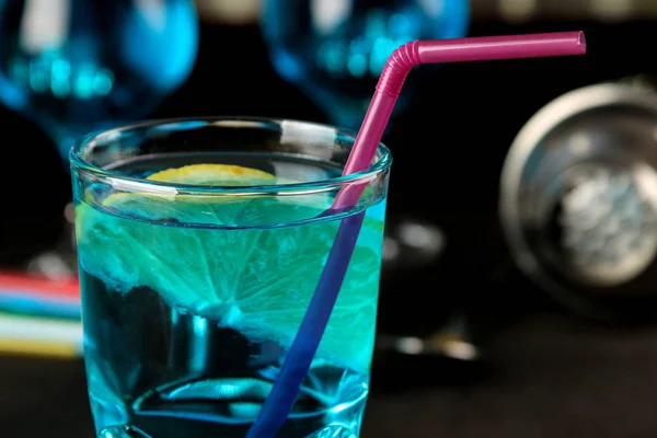 Cocktailblaue Lagune Einem Cocktailglas Mit Zitrone Und Minze Auf Einem — Stockfoto