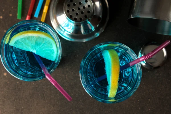 Cocktail Laguna Blu Bicchiere Cocktail Con Limone Menta Tavolo Marrone — Foto Stock