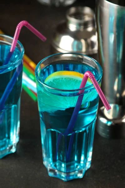 Cocktail Lagoa Azul Uma Taça Coquetel Com Limão Hortelã Uma — Fotografia de Stock