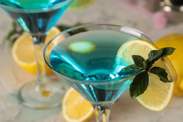 Cocktail Blaue Lagune Einem Cocktailglas Mit Zitrone Und Minze Auf — Stockfoto