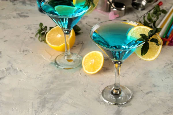Cocktail Blaue Lagune Einem Cocktailglas Mit Zitrone Und Minze Auf — Stockfoto
