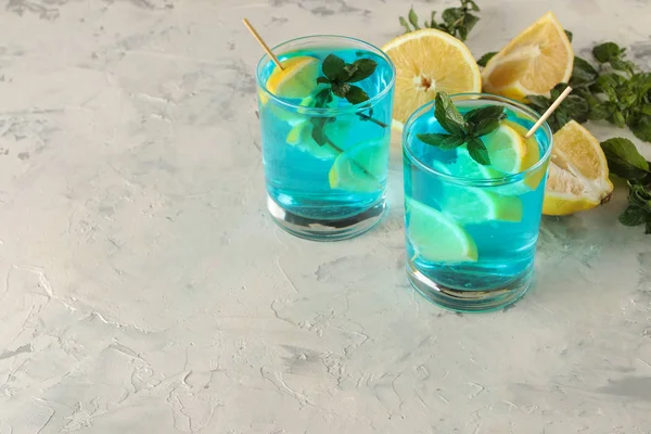 Cocktail Blå Lagunen Ett Cocktailglas Med Citron Och Mynta Ett — Stockfoto