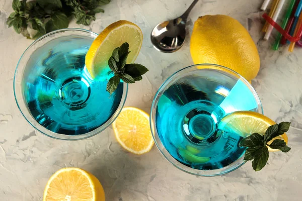Cocktail Blaue Lagune Einem Cocktailglas Mit Zitrone Und Minze Auf — Stockfoto