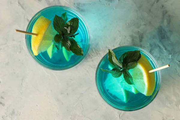 Cocktail Blaue Lagune Einem Cocktailglas Mit Zitrone Und Minze Auf — Stockfoto