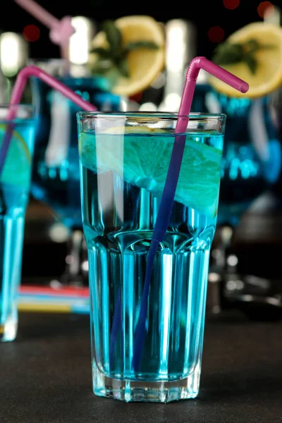 Cocktailblaue Lagune Einem Cocktailglas Mit Zitrone Und Minze Auf Einem Stockfoto