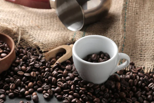 Granos Café Asados Una Taza Cuchara Madera Sobre Fondo Negro —  Fotos de Stock