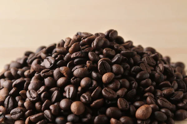 Granos Café Tostados Cerca Sobre Fondo Madera Marrón Robusta Arabica —  Fotos de Stock