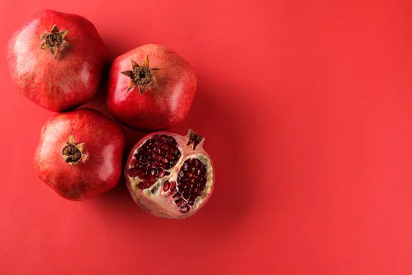 Fruta Romã Vermelha Saborosa Madura Uma Redução Fundo Papel Vermelho — Fotografia de Stock