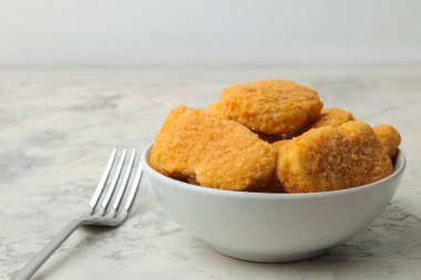Hafif beton bir masada bir kase tavuk nuggets. fast food. Close.