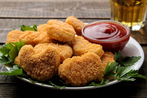 Nuggets Pollo Con Salsa Roja Cerveza Una Mesa Madera Marrón — Foto de Stock