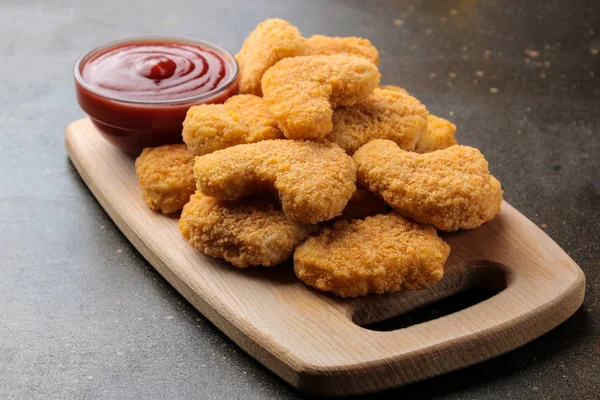 Nuggets Pollo Con Salsa Roja Ketchup Una Tabla Madera Sobre — Foto de Stock