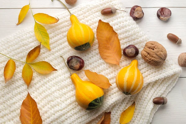 Осенняя композиция с декоративными тыквами и желтыми листьями — стоковое фото