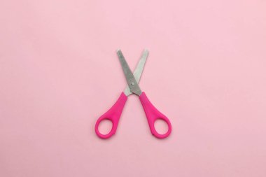 Okula geri dön. kırtasiye malzemeleri, okul malzemeleri, parlak pembe arka plan üzerinde makas. üst görünüm. minimalizm kavramı