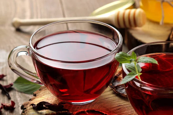 Hot red karkade tea with honey and mint. Autumn or winter soft d — Stock Photo, Image