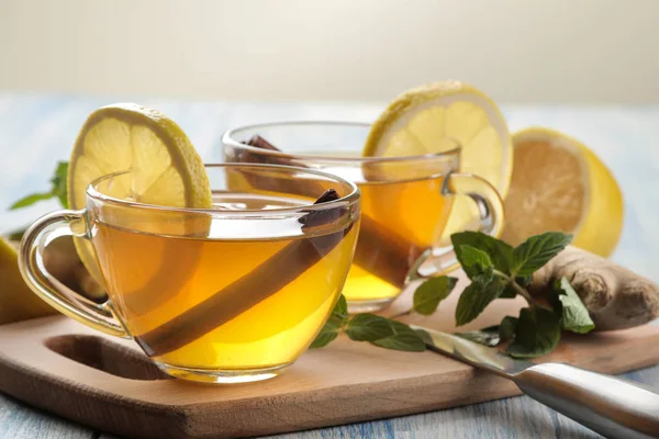 茶与柠檬和肉桂棒与姜和薄荷在玻璃杯在棕色的木桌上 一杯热饮 秋或冬饮料 — 图库照片