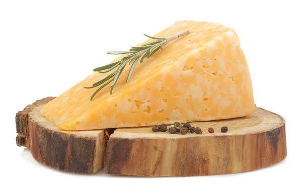 Snijd Van Heerlijke Gemarmerde Kaas Een Houten Standaard Met Een — Stockfoto