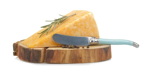 Scheibe Köstlichen Marmorierten Käse Auf Einem Holzständer Mit Einem Zweig — Stockfoto