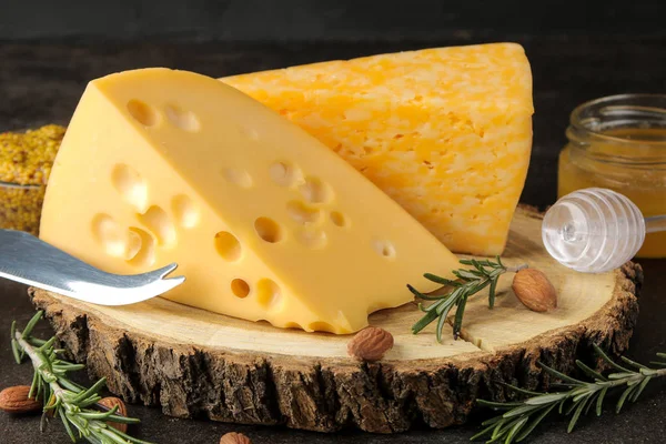 Scheiben Köstlichen Marmorierten Käses Und Maasdam Käse Mit Honig Rosmarin — Stockfoto