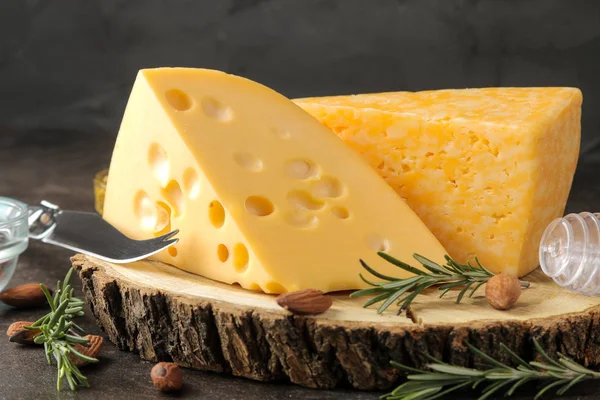 Scheiben Köstlichen Marmorierten Käses Und Maasdam Käse Mit Honig Rosmarin — Stockfoto