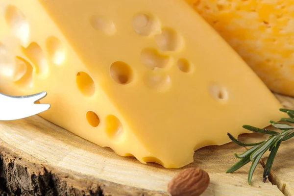 Scheiben Von Köstlichem Marmoriertem Käse Und Maasdam Käse Mit Honig — Stockfoto