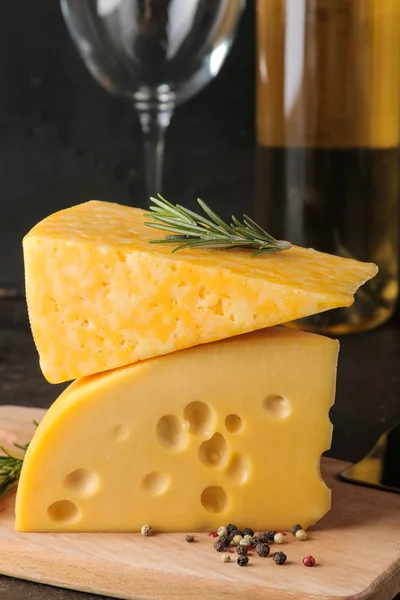 Rebanadas Delicioso Queso Mármol Queso Maasdam Con Vino Blanco Romero — Foto de Stock