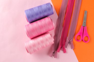 Dikiş ve iğne işleri için aksesuarlar. İplik makaraları bir