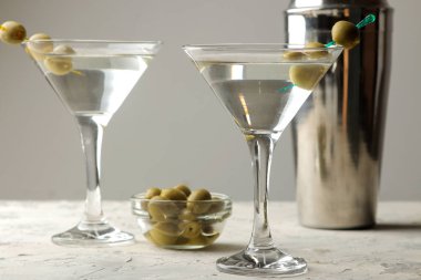 Martini. Bar tezgahındaki barda açık bir arka plan üzerinde bir bardak zeytin ile alkollü içecek martini. bar envanteri. Kokteyl